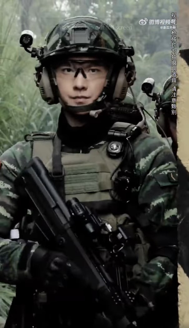 Giây sau đã thay đổi sang trạng thái sắc lạnh như dao.