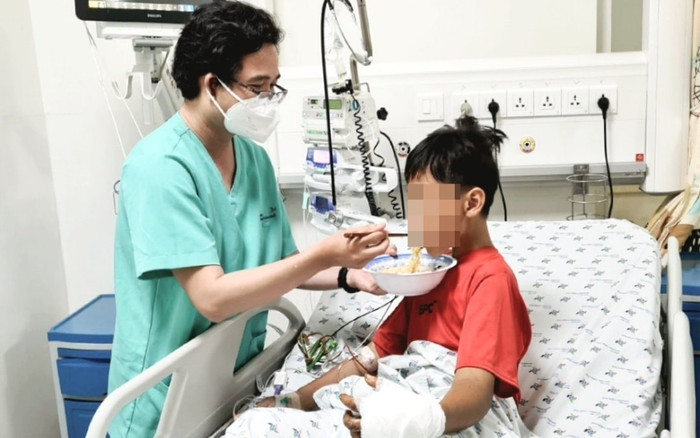 Đắp thuốc thầy lang sau khi bị rắn độc tấn công, nam sinh lớp 7 bị nhiễm độc nặng Ảnh 2