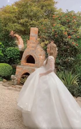 Bà xã nam diễn viên xuất hiện với chiếc váy tựa như một nàng công chúa