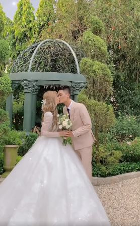 Cặp đôi không ngần ngại 'khóa môi' trước ống kính để lưu lại những khoảnh khắc ngọt ngào nhất