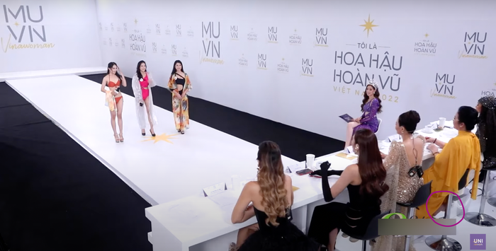 Khoảng khắc đáng ngượng này của cô Xuân Trang không thể né khỏi con mắt 'săm soi' của netizen.