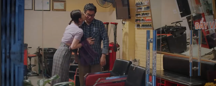 Thương Ngày Nắng Về 2 tập 9: Vân Trang cầu xin mẹ tha thứ, Khánh - Đức thấy cậu Vượng 'vui vẻ' với gái lạ Ảnh 8