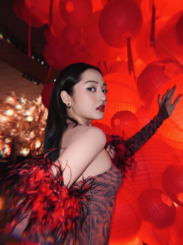 Mái tóc được vuốt gọn ra đằng sau gáy cùng bờ môi được thoa son đỏ chính là tạo hình Bảo Anh ưa chuộng