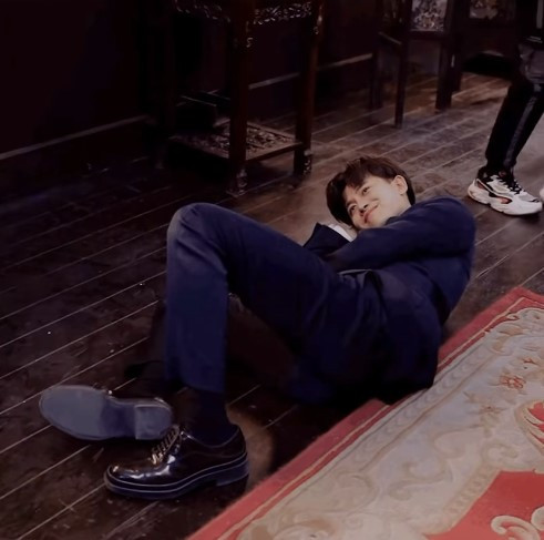 Trên phim căng thẳng bao nhiêu thì hậu trường lại lầy lội bấy nhiêu. 