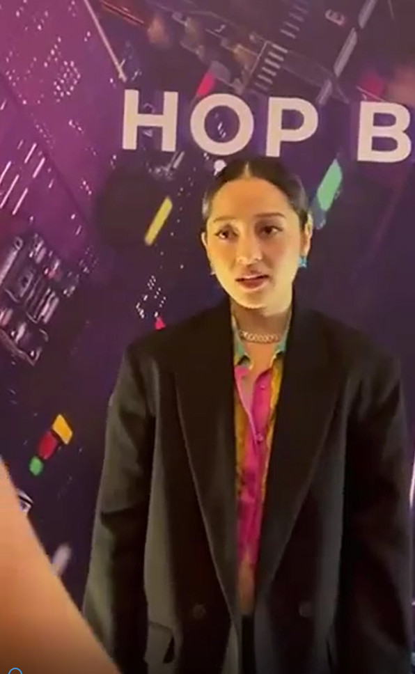 Bảo Anh tỏ thái độ không vui ra mặt với ê-kíp.