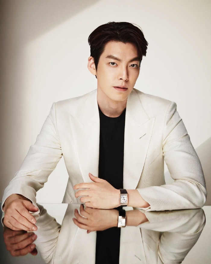 Thần thái lạnh lùng, bí ẩn của Kim Woo Bin đã nhận được lời khen ngợi từ đồng nghiệp