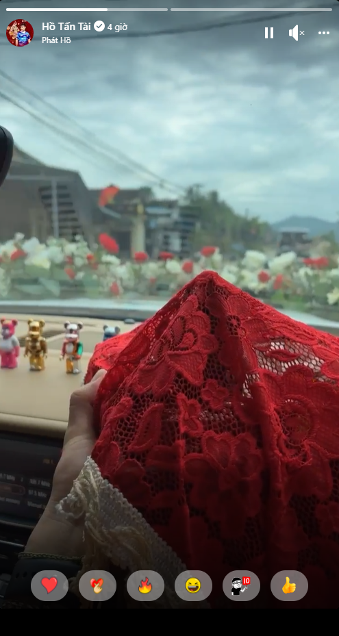 Hồ Tấn Tài khoe ảnh đi đón dâu.