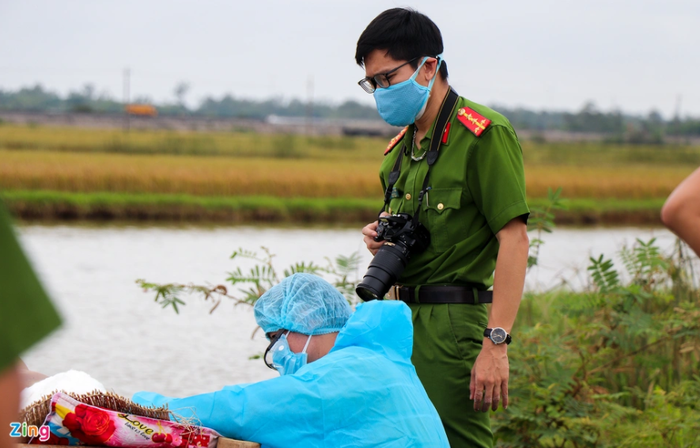 Phát hiện thi thể người đàn ông bị trói chặt tay chân, bịt miệng nổi trên sông Gò Tre Ảnh 2