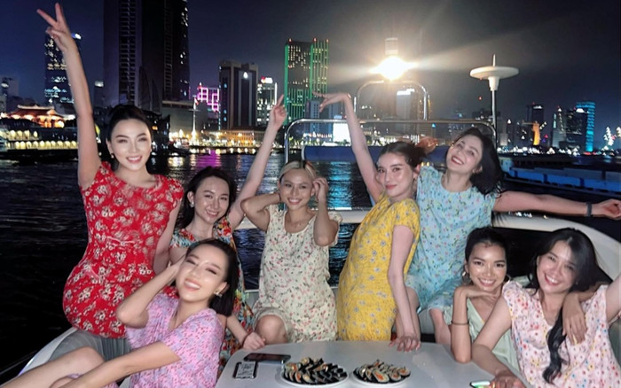 'Chán quần là áo lượt', bộ ba Cao Thái Hà - Băng Di - Quỳnh Thư diện đồ bộ quẩy trên du thuyền bạc tỷ Ảnh 2