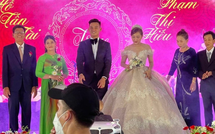 Lộ ảnh quang cảnh đám cưới Hồ Tấn Tài: Cô dâu chú rể rạng ngời, số lượng bàn tiệc trải dài vô tận Ảnh 2