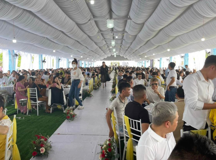 Quang cảnh bên trong đám cưới của Hồ Tấn Tài, có thể thấy số lượng bàn tiệc bên trong buổi lễ trải dài vô tận. Ảnh: FB Lê Huy Khoa.