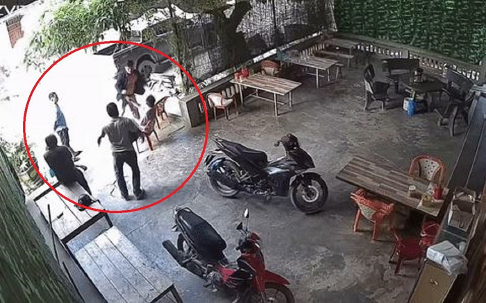 Nhóm côn đồ đạp 'liên hoàn cước' vào mặt người đàn ông đến bất tỉnh trước sân nhà là ai? Ảnh 2