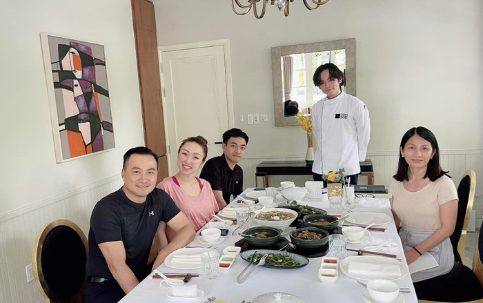 Khung cảnh đáng ngưỡng mộ của gia đình diễn viên Chi Bảo: Vợ cũ và bà xã hội ngộ ngồi cùng một bàn ăn Ảnh 2