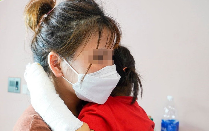 Tự rút sạc điện thoại, bé gái 29 tháng tuổi bị điện giật ngừng tim Ảnh 2