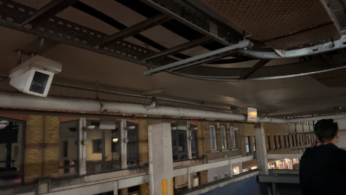 Camera an ninh khu vực cũng bị những tên trộm vô hiệu hóa.