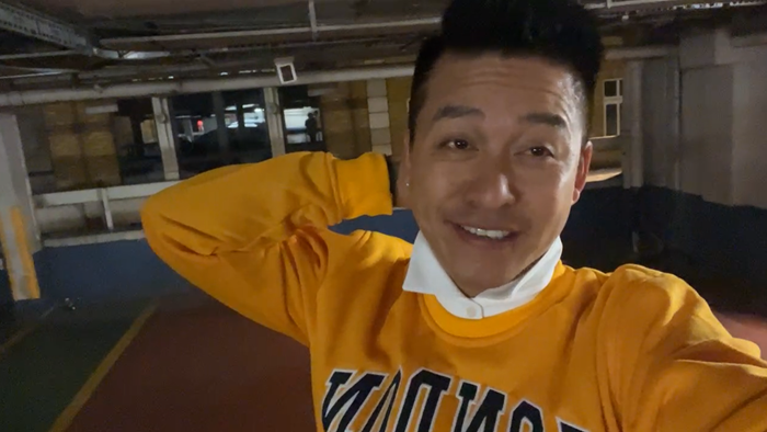 Ca sĩ Tuấn Hưng livestream về sự cố mà anh gặp phải trong chuyến lưu diễn ở Anh.