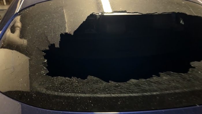 Phần kính bị đập vỡ.