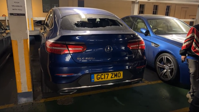 Chiếc xe ô tô mà nam ca sĩ di chuyển ở Anh Quốc bị trộm đập kính.