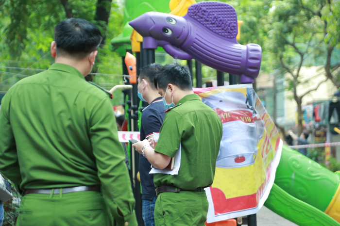 Vụ cháy khiến 5 người tử vong thương tâm: Lực lượng chức năng lập rào chắn khám nghiệm hiện trường Ảnh 2