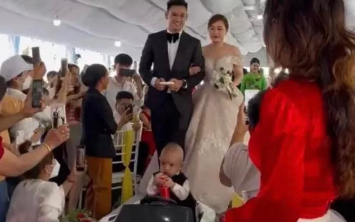 Hồ Tấn Tài hạnh phúc đón cả vợ và con về dinh trong ngày cưới Ảnh 2