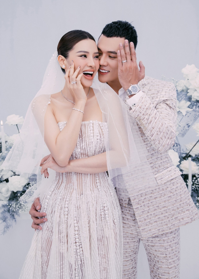 Cặp đôi khoe nhẫn cưới đắt tiền.