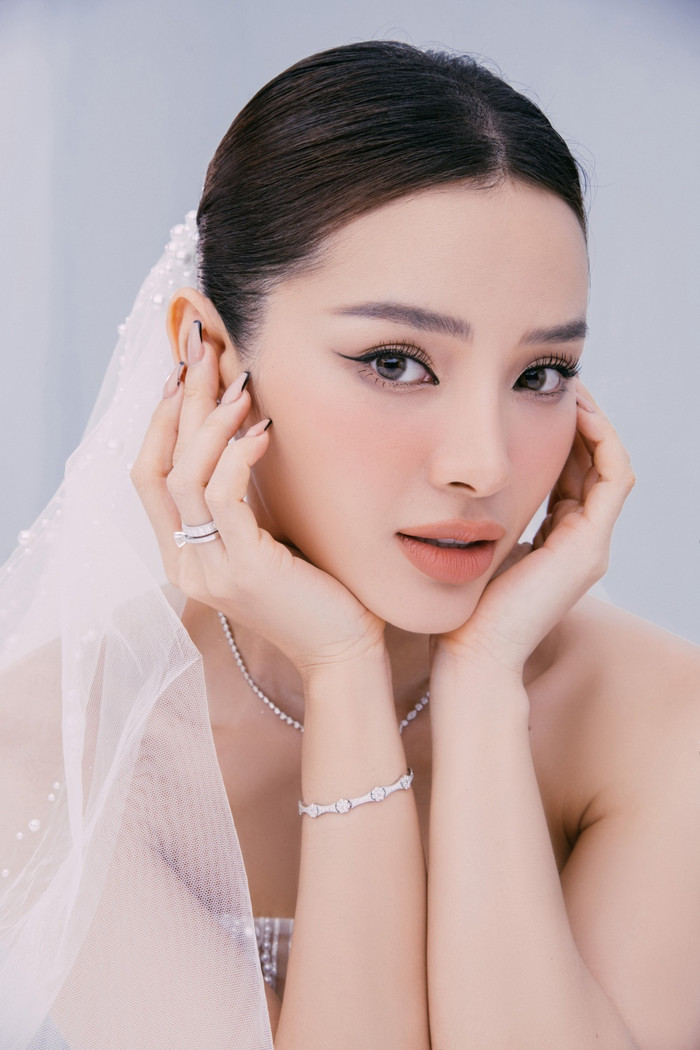 Trinh trang điểm sáng ngời, rực rỡ như nữ hoàng trong bộ ảnh cưới.