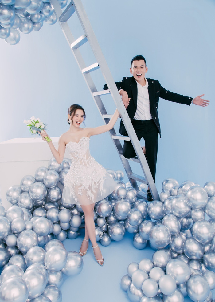Những khoảnh khắc lãng mạng không kém phần vui tươi của 2 vợ chồng.