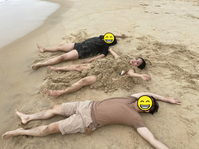 Cát Tường khoe ảnh tung tăng bên bờ biển cùng những người bạn.