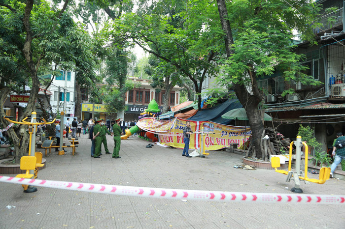 Lực lượng chức năng đã phong toả để thực hiện điều tra, toàn bộ người dân được yêu cầu không lại gần khu vực phong toả