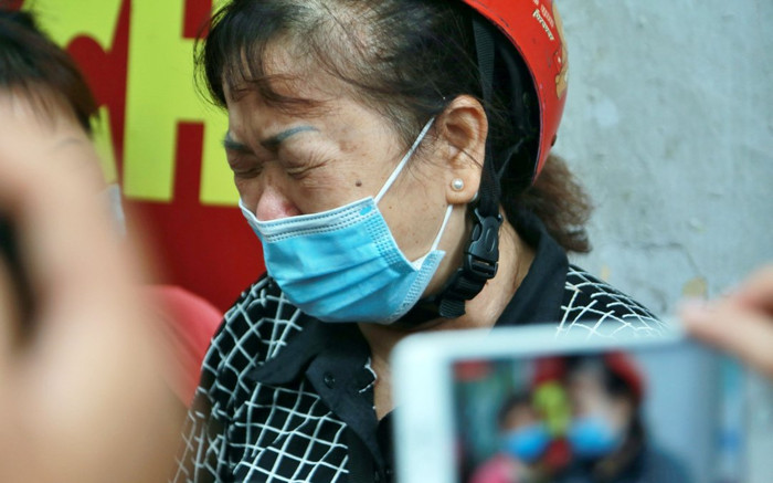Người thân khóc nghẹn tại hiện trường vụ cháy: 'Chị tôi sống khổ lắm rồi mà còn xảy ra sự việc này' Ảnh 2