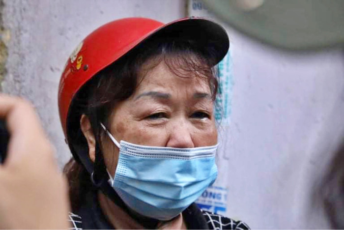 Bà Chử Kim Oanh ngồi thất thần cạnh hiện trường.