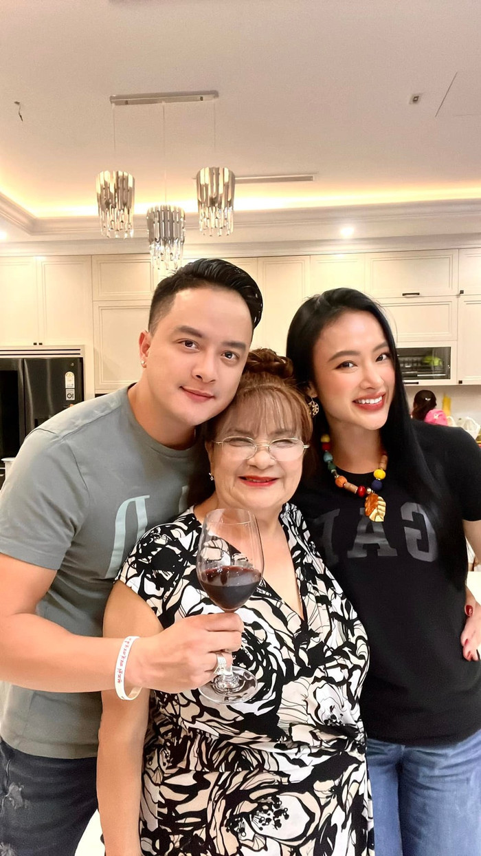 Angela Phương Trinh và Cao Thái Sơn hội ngộ trong bữa ăn tối cùng mẹ ruột nam ca sĩ.