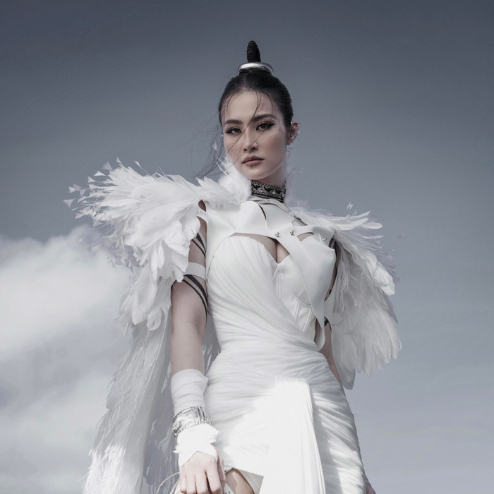 Đông Nhi cũng sẽ có màn chào sân Vpop vào ngày 23.4 sắp tới đây với MV Đôi mi em đang u sầu