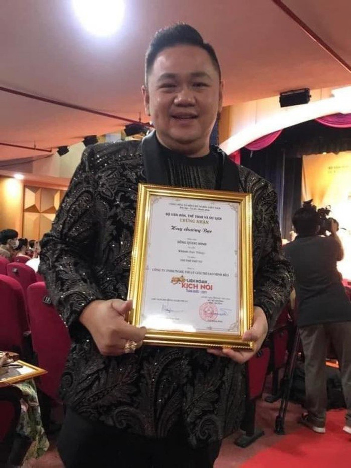Từng bị kết tội ấu dâm, Minh Béo nay đã tự hào khi được trao giải bạc kịch nói.