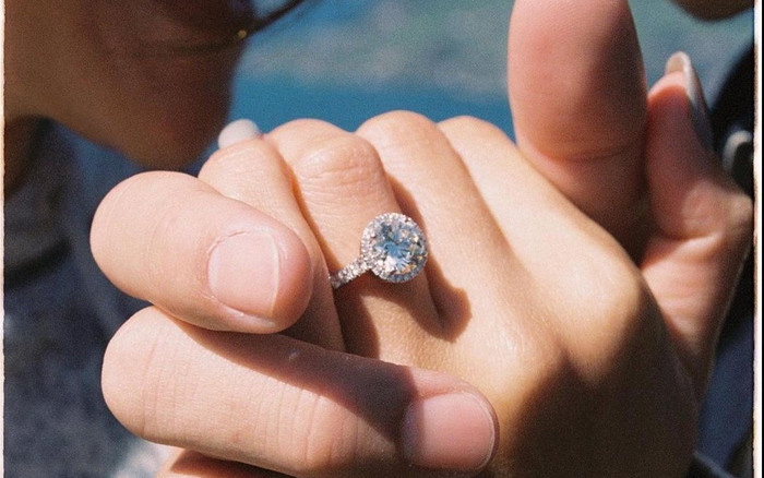 Một sao nữ nổi tiếng chính thức nhận nhẫn cầu hôn từ bạn trai Ảnh 2