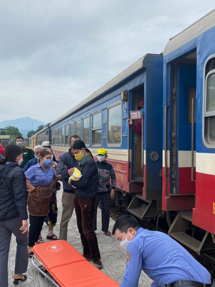 Hành khách và tổ viên trên tàu đã nổ lực hết mình hỗ trợ giúp sản phụ sinh con. (Ảnh: Người Lao Động)