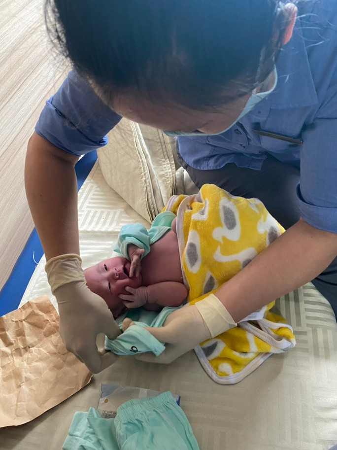 Bé gái chào đời trong niềm vui vỡ òa của người mẹ và cả toa tàu. (Ảnh: Người Lao Động)