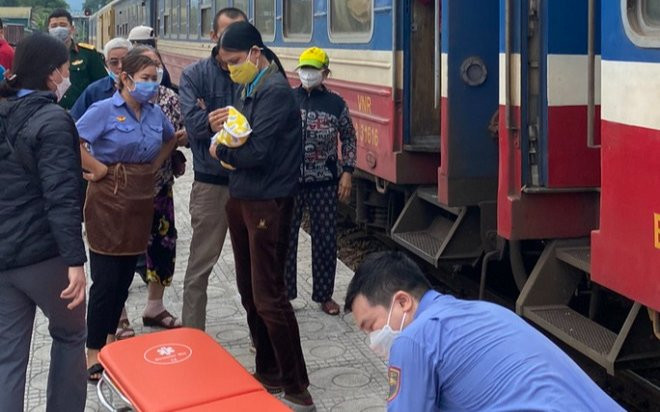 Sản phụ sinh con trên đoàn tàu SE8 hướng ra Bắc Ảnh 2