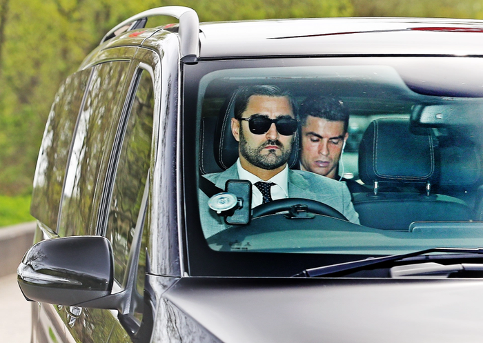 Ronaldo cùng đội an ninh rời sân tập của Manchester United trong chiếc Mercedes.