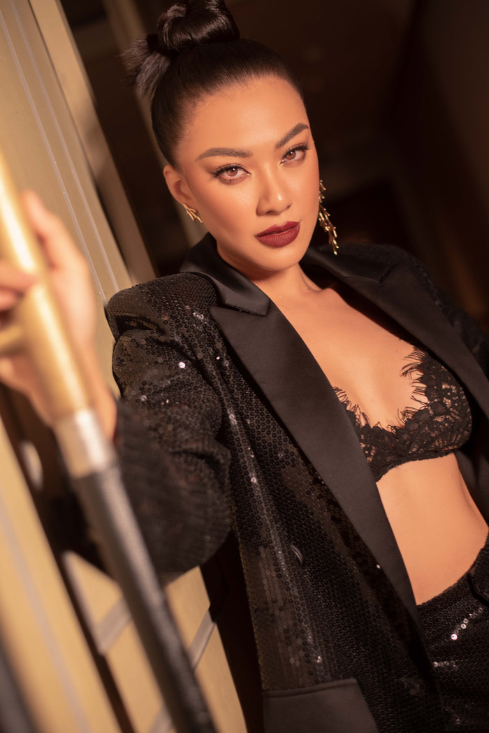 Á hậu Kim Duyên khoe body 'nói không với mỡ thừa' khi đọ sắc cùng Miss Universe 2005 Ảnh 9