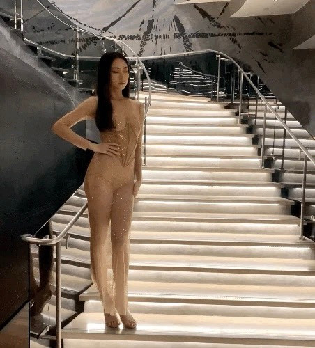 Cam thường quá đỗi xấu xa, không biết có ma lực khiến chiều cao 1m77 của Lương Thuỳ Linh biến mất hoàn toàn trong phút chốc biến cô nàng 'ngắn' hẳn đi trông thấy.