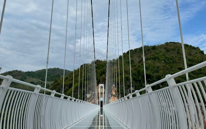 Cây cầu kính đi bộ dài nhất thế giới tại Việt Nam sẽ khai trương vào dịp lễ 30/4 Ảnh 2
