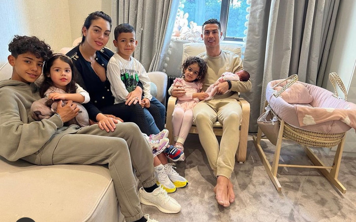 Ronaldo và Georgina đón con gái về nhà Ảnh 2