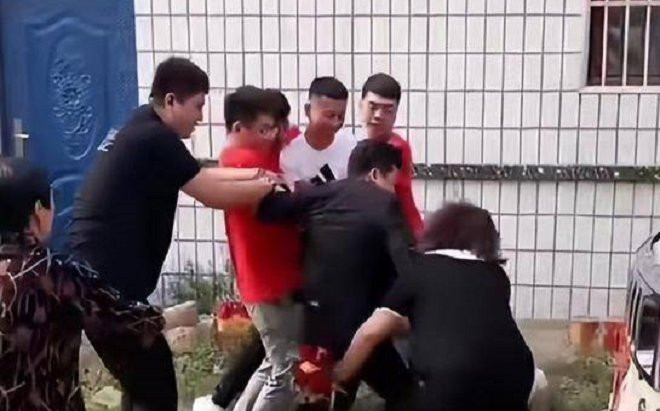 Rước dâu sớm vô tình phát hiện kế hoạch ngoài lề từ nhà gái, chú rể tức 'xì khói' đấm 1 vị khách đặc biệt Ảnh 2