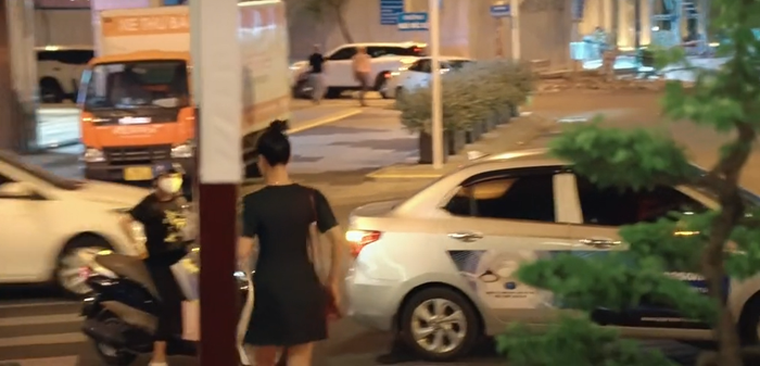 Cô nàng thay váy đơn giản sau sự kiện tối 21/4.