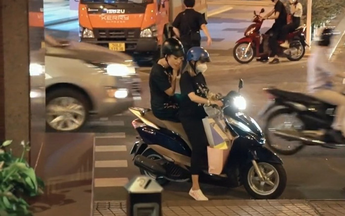 MC Hoàng Oanh rời sự kiện bằng xe máy, lần đầu tiết lộ cuộc sống hiện tại hậu ly hôn Ảnh 2