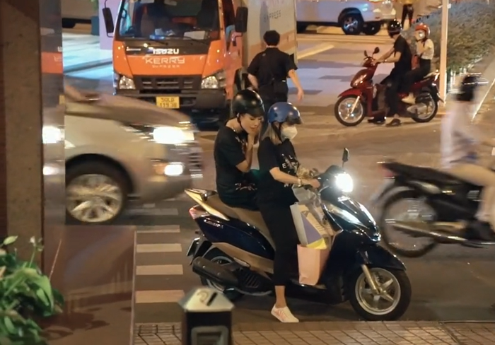 MC Hoàng Oanh được một người thân 'đèo' xe máy rời khỏi sự kiện.