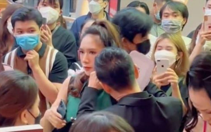 Lý Hải không ngại 'nâng khăn sửa túi' cho vợ chốn đông người: Ai nhìn cũng phải trầm trồ ngưỡng mộ Ảnh 2