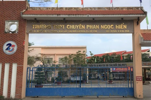 Trường THPT chuyên Phan Ngọc Hiển - nơi xảy ra vụ việc Hiệu phó bắt học sinh ăn thức ăn lấy lại từ thùng rác. Nguồn ảnh: Người Lao Động 