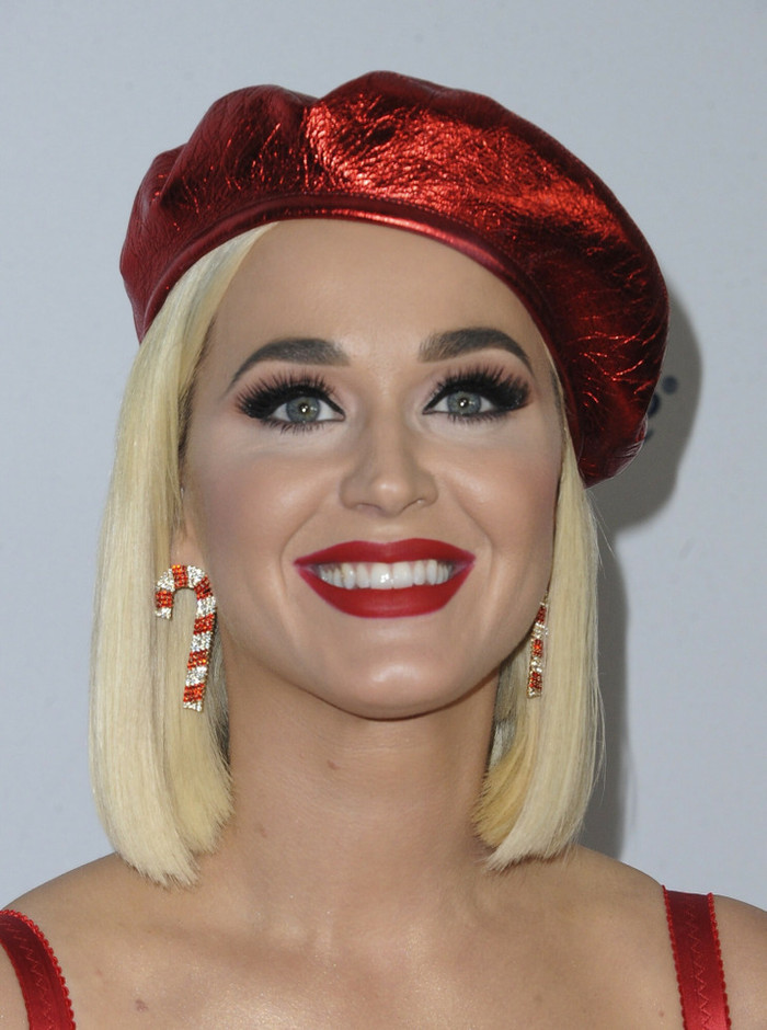 Katy Perry đã tiêm chất làm đầy vào vùng dưới mắt để loại bỏ quầng thâm.